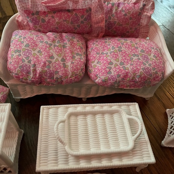 Vintage Mattel Barbie Dreamhouse Bed Couch Table Furniture Set Pink Flor… - Picture 2 of 6